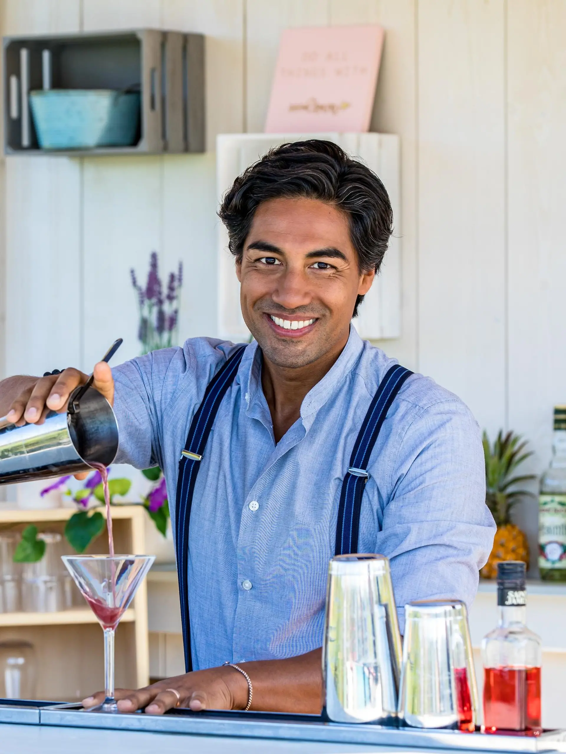 Barkeeper Nic

Die Verwendung des sendungsbezogenen Materials ist nur mit dem Hinweis und Verlinkung auf TVNOW gestattet.