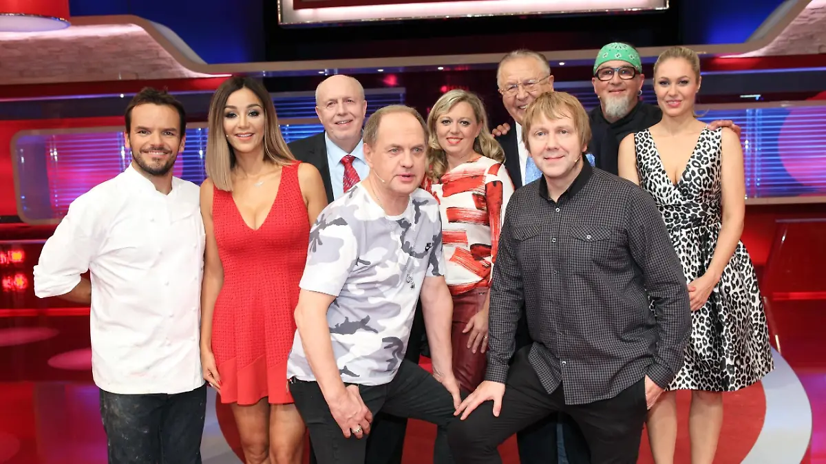 V.l.: Steffen Henssler, Verona Pooth, Reiner Calmund, Uwe Ochsenknecht, Natalie Lumpp, Heinz Horrmann, Tobias Künzel, Koch-Coach Stefan Marquard, Moderatorin Ruth Moschner