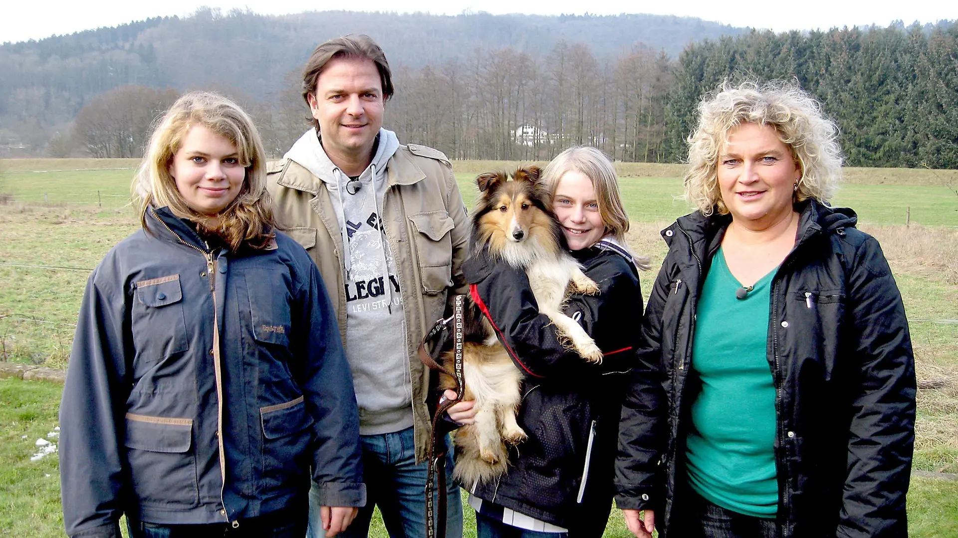 Von links: Maren, Hundeprofi Martin Rütter, Marie, Halterin Ute Jäger und Sheltiehündin Trixie