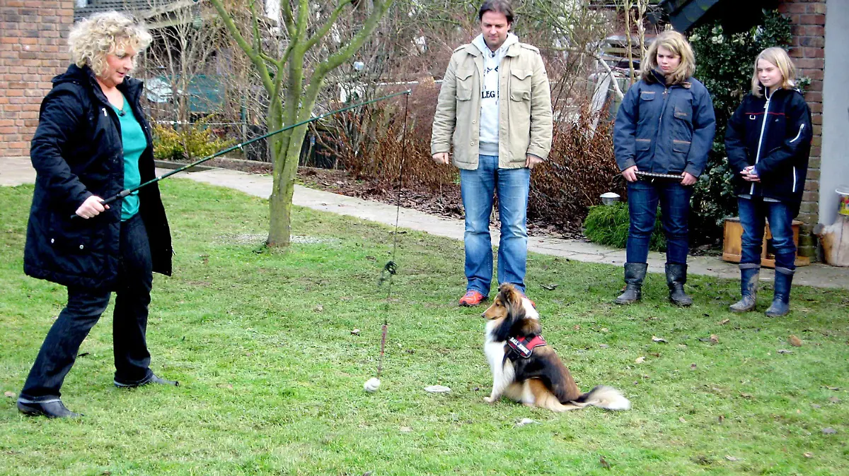 Von links: Halterin Ute, Hundeprofi Martin Rütter, Maren und Marie Jäger und Sheltiehündin Trixie