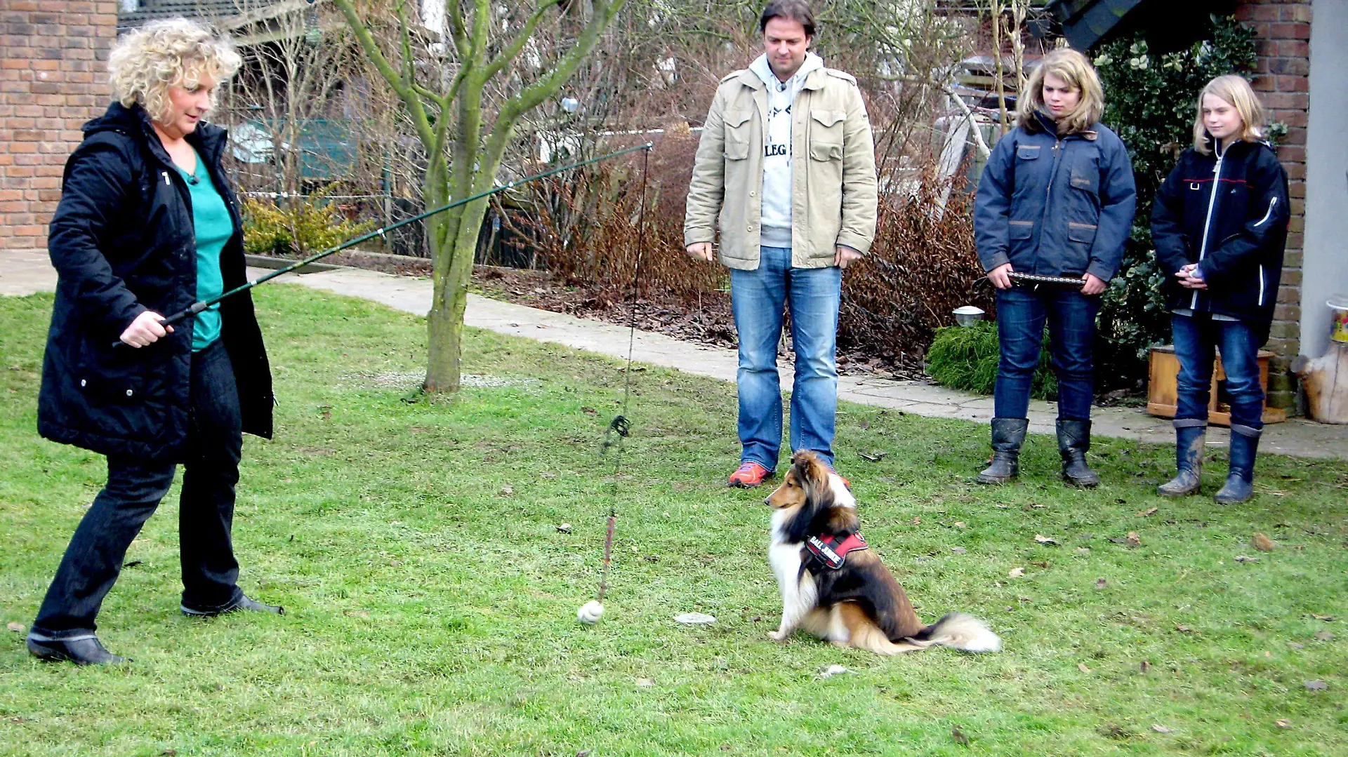 Von links: Halterin Ute, Hundeprofi Martin Rütter, Maren und Marie Jäger und Sheltiehündin Trixie