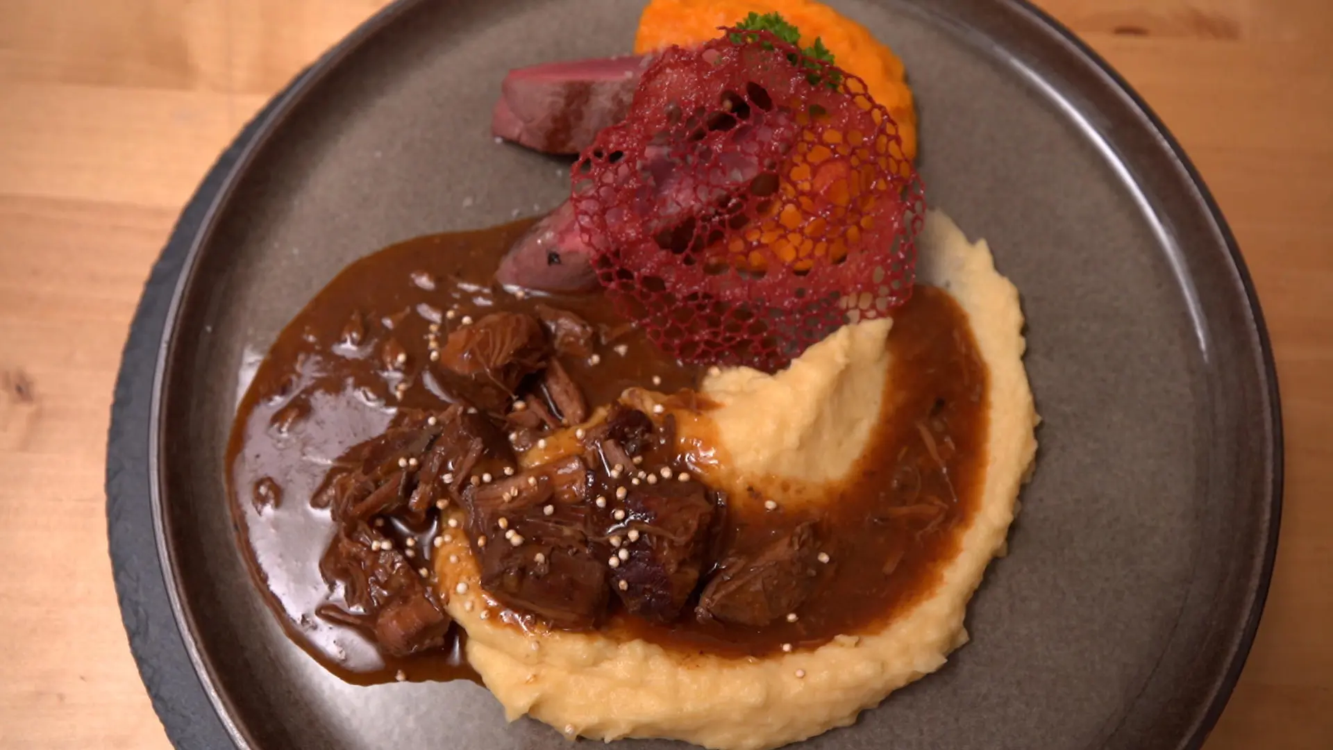 Zweierlei vom Reh mit Süßkartoffel-Kürbispüree und Preiselbeer-Chutney