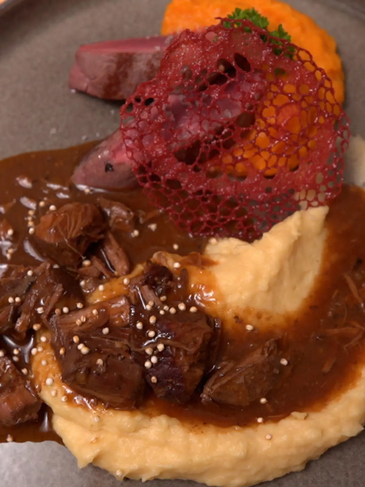 Zweierlei vom Reh mit Süßkartoffel-Kürbispüree und Preiselbeer-Chutney