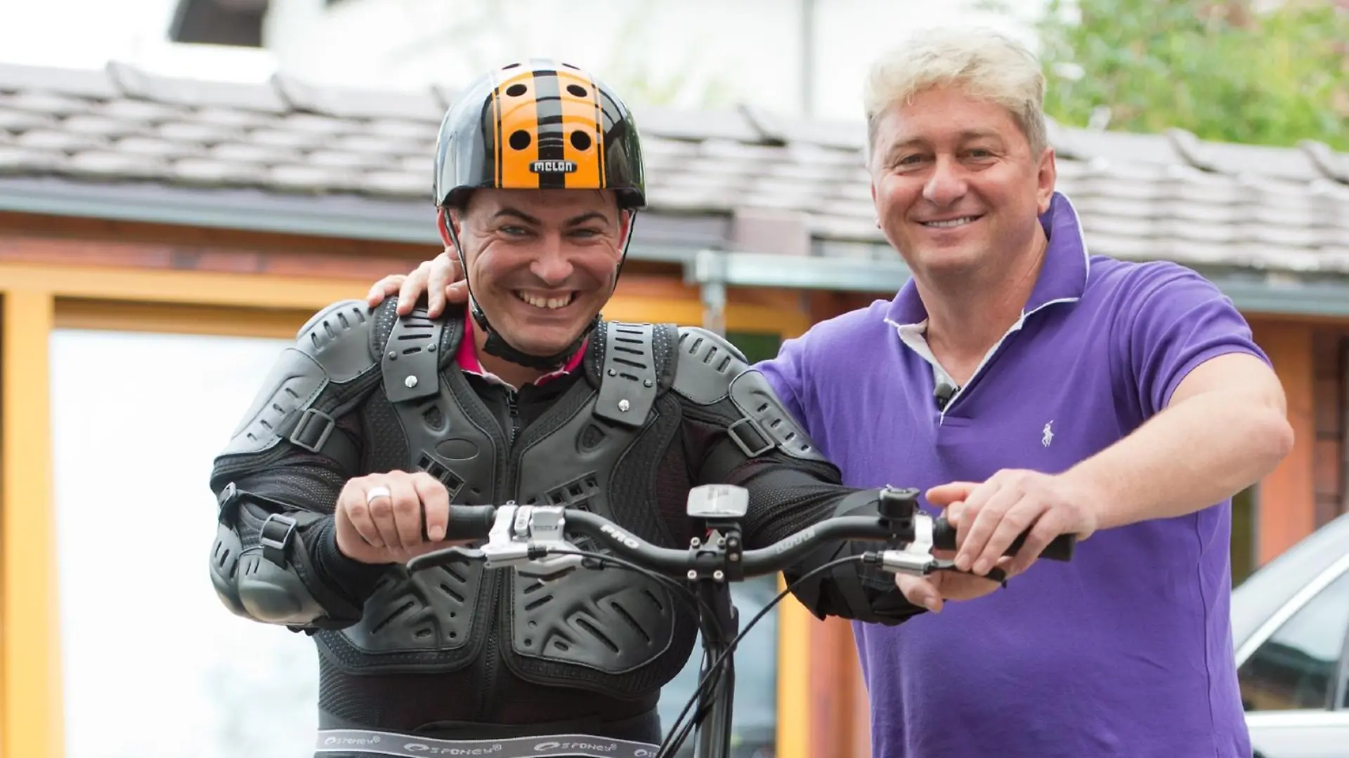 Jede Woche finden die Allestester eine neue, aufregende Lieferung eingepackt vor ihrer Haustüre, um sie auf Herz und Nieren zu testen. Unser Foto zeigt das Pärchen Matthias (32, l.) und Hubert (47). Testprodukt: Der Eliptigobike