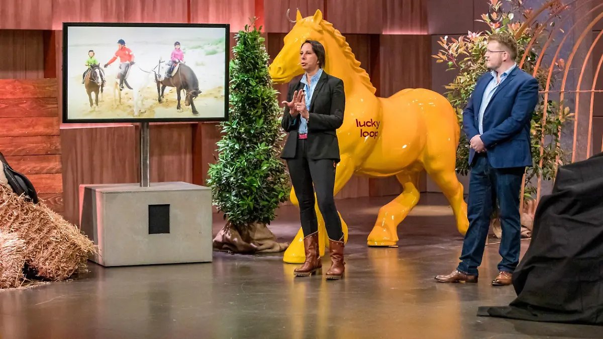 Mariam Vollmar und Moritz Ernicke präsentieren mit _lucky loop_ eine reitdynamische Sitzfläche. Sie erhoffen sich ein Investment von 650.000 Euro für 15 Prozent der Anteile an ihrem Unternehmen. Die Verwendung des sendungsbezogenen Materials ist nur mit dem Hinweis und Verlinkung auf TVNOW gestattet.