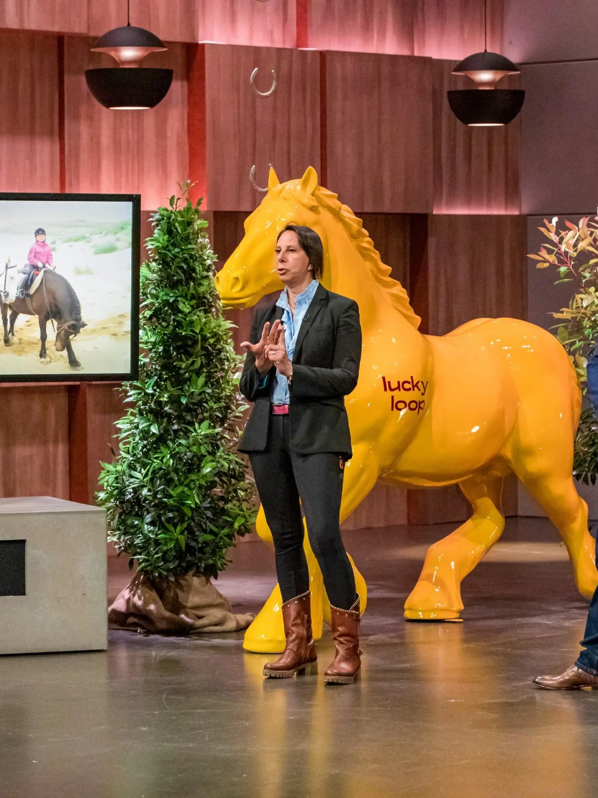 Mariam Vollmar und Moritz Ernicke präsentieren mit _lucky loop_ eine reitdynamische Sitzfläche. Sie erhoffen sich ein Investment von 650.000 Euro für 15 Prozent der Anteile an ihrem Unternehmen.   Die Verwendung des sendungsbezogenen Materials ist nur mit dem Hinweis und Verlinkung auf TVNOW gestattet.