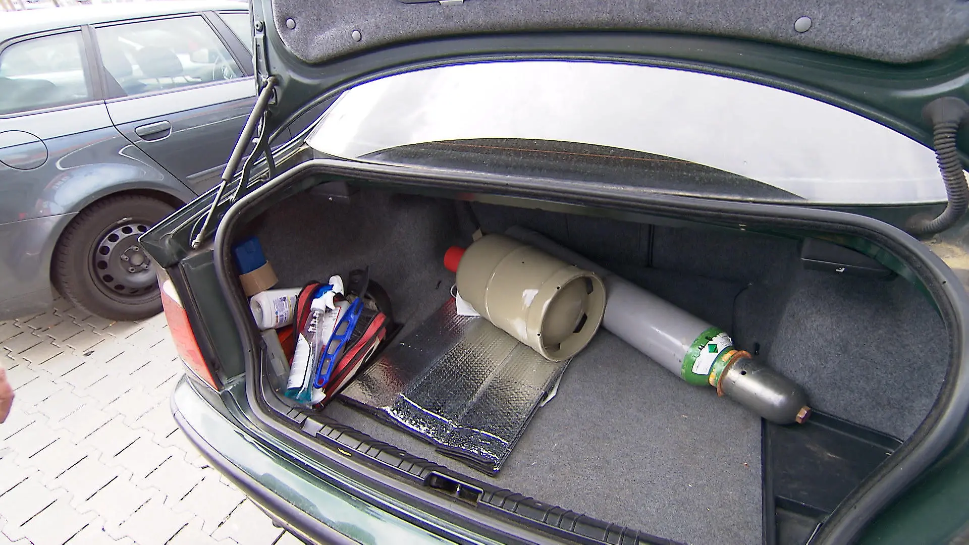 Gasflaschen im Auto Sendemaster.mov.Still002