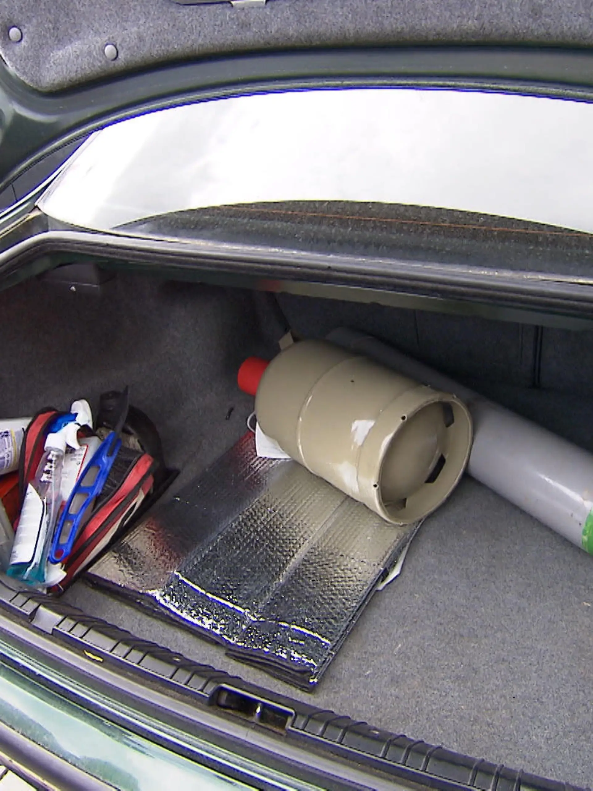 Gasflaschen im Auto Sendemaster.mov.Still002