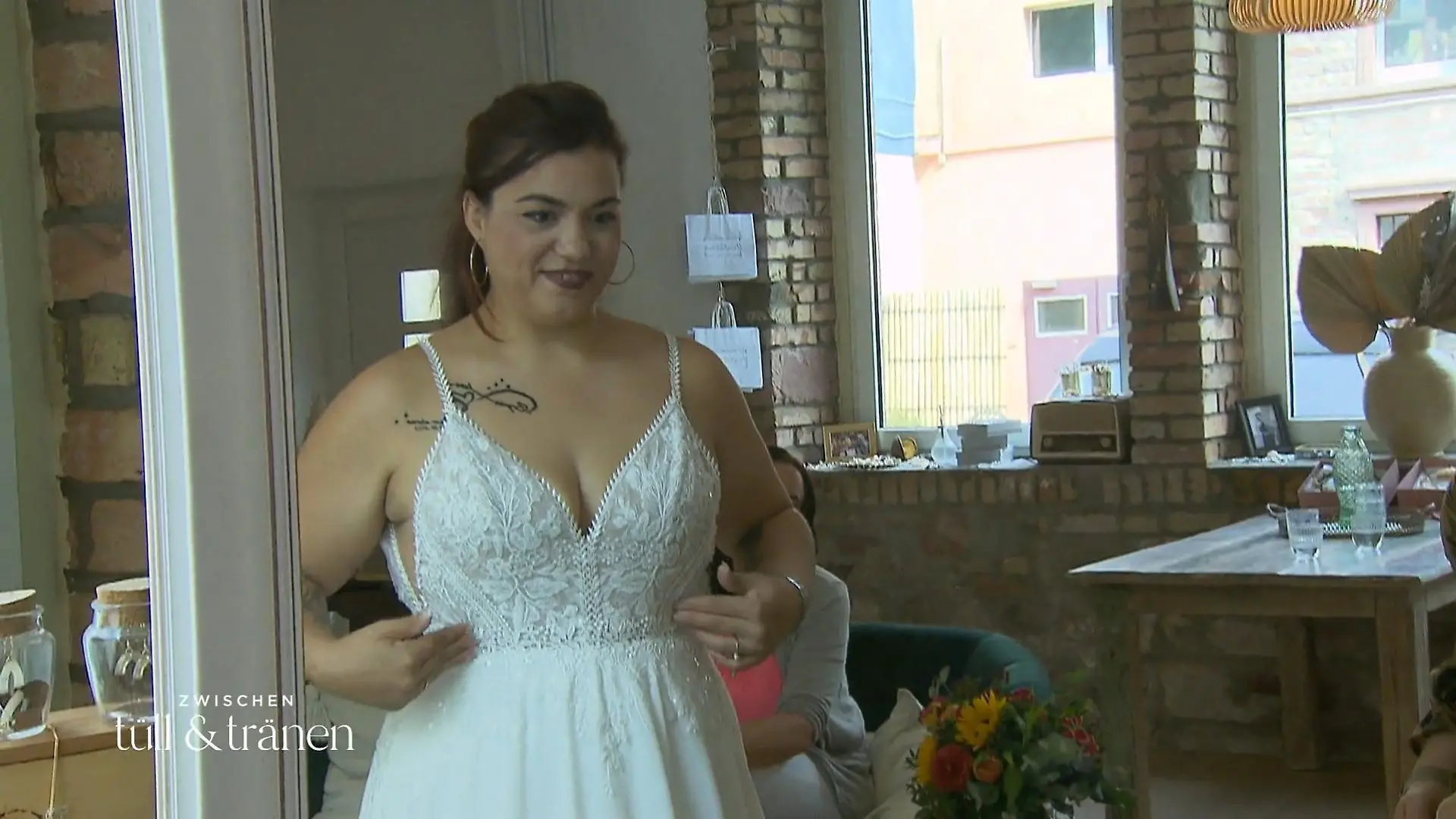 Bryan kennt Constanza im Brautkleid noch gar nicht. Wir aber schon.