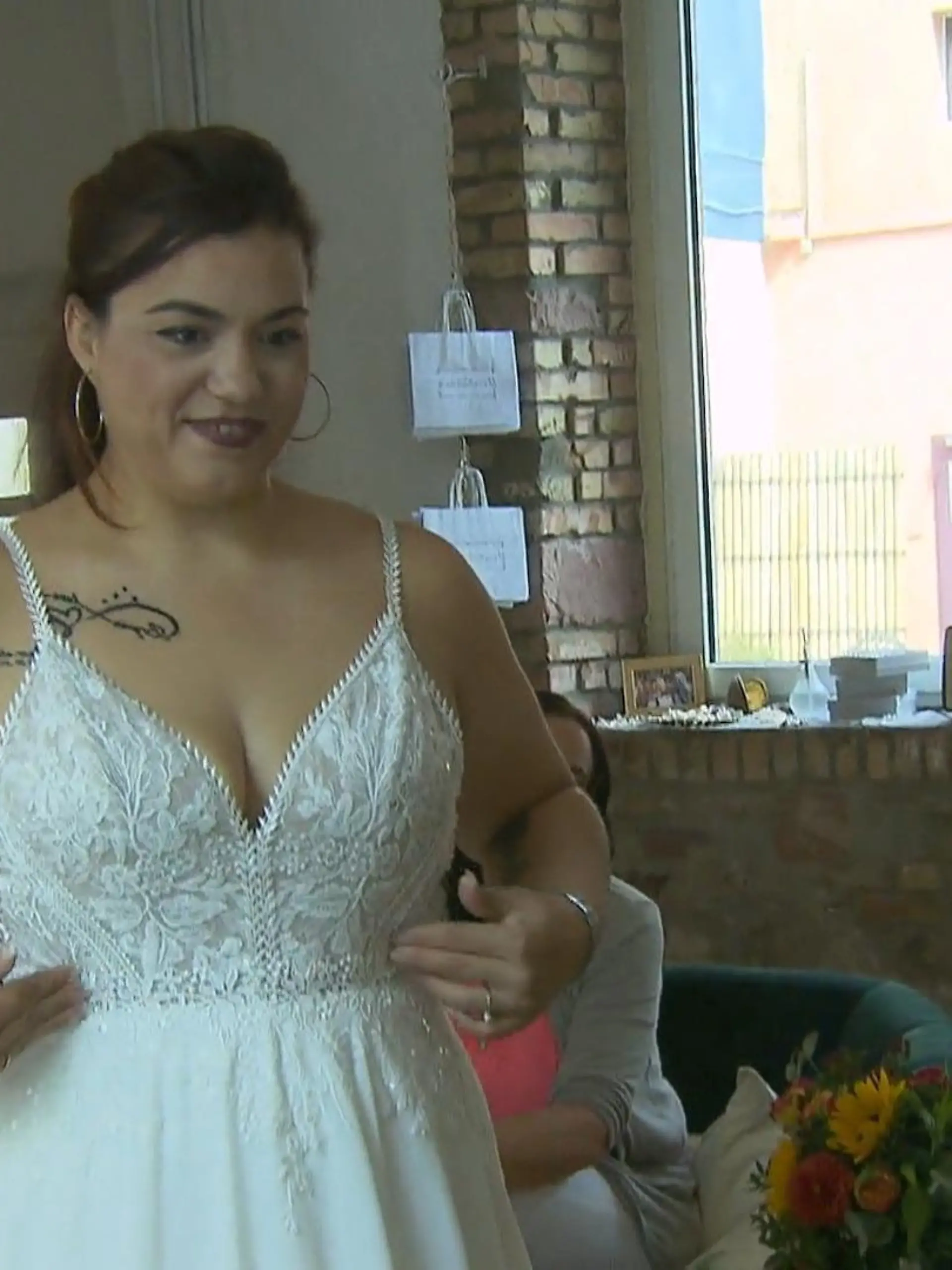 Bryan kennt Constanza im Brautkleid noch gar nicht. Wir aber schon.