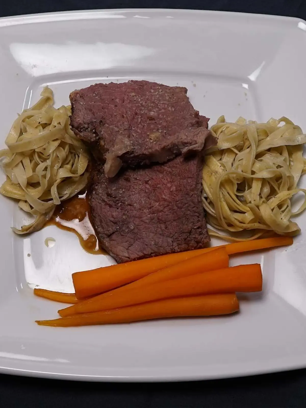 Entrecote vom Glandorfer Jungrind auf einer dunklen Weißbiersauce mit glasierten Orangenmöhrchen und Trüffelpasta