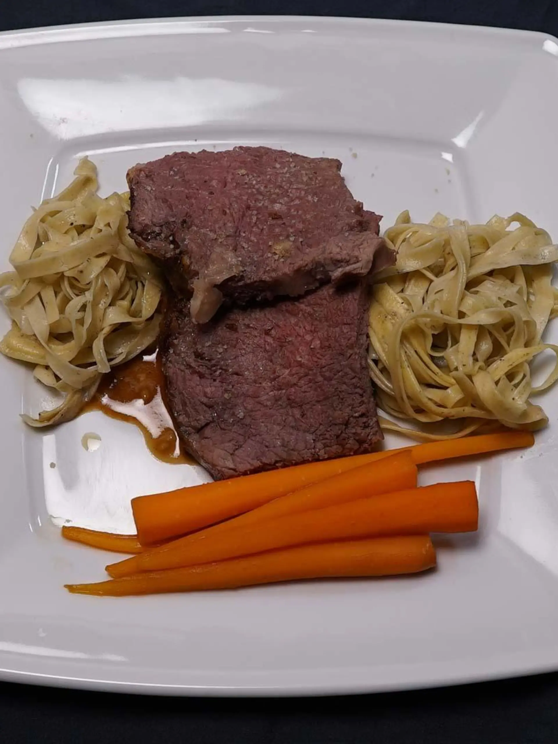 Entrecote vom Glandorfer Jungrind auf einer dunklen Weißbiersauce mit glasierten Orangenmöhrchen und Trüffelpasta