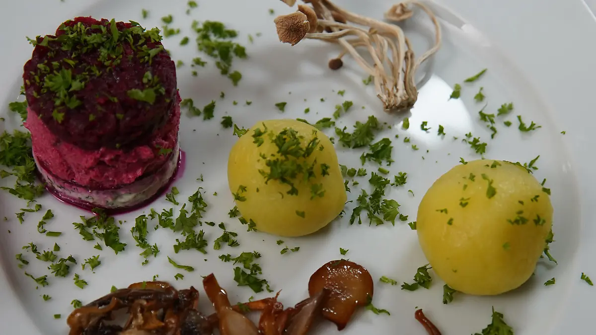 Kartoffelklöße mit Pilzfüllung und Feta-Beete