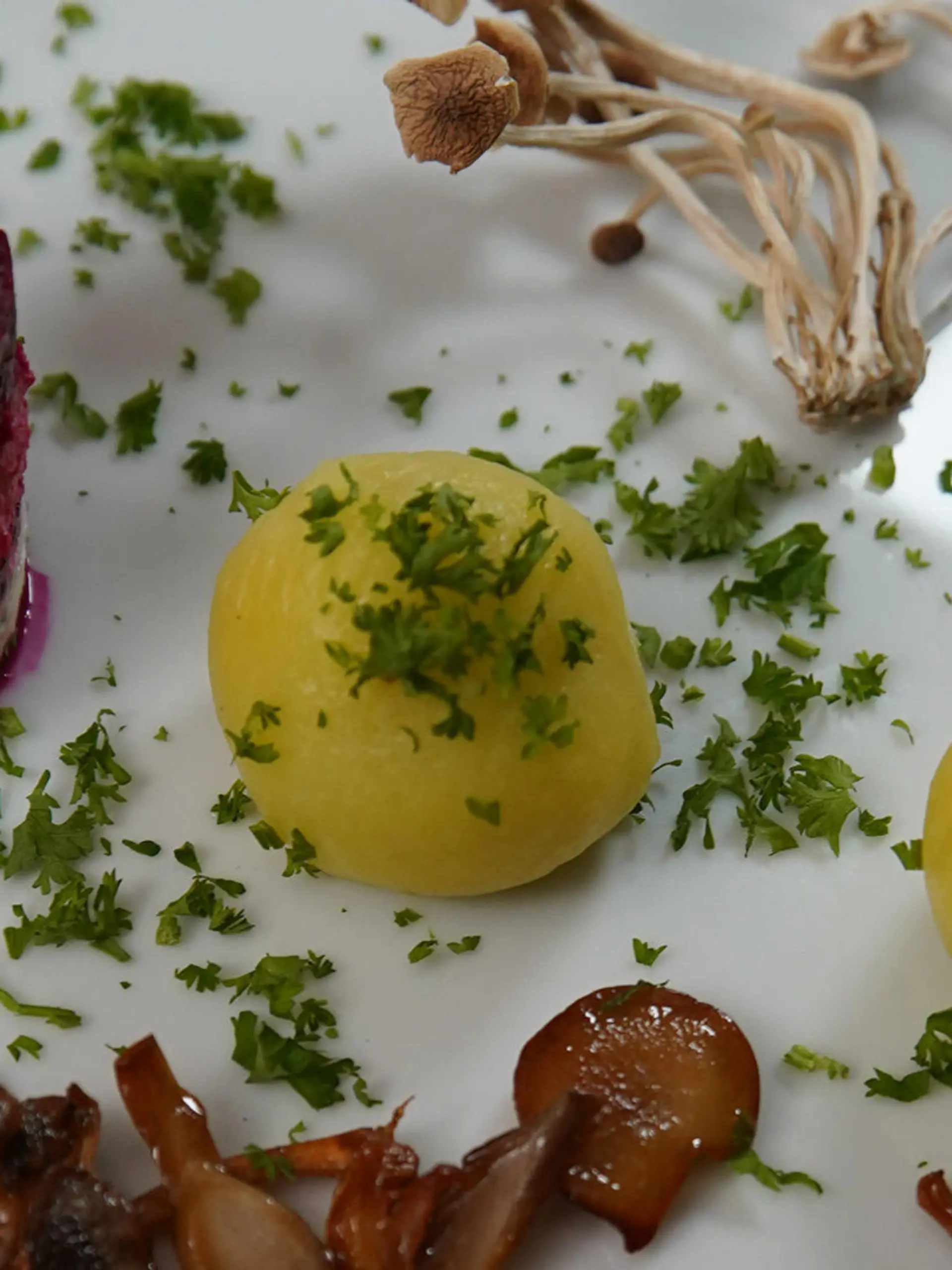 Kartoffelklöße mit Pilzfüllung und Feta-Beete