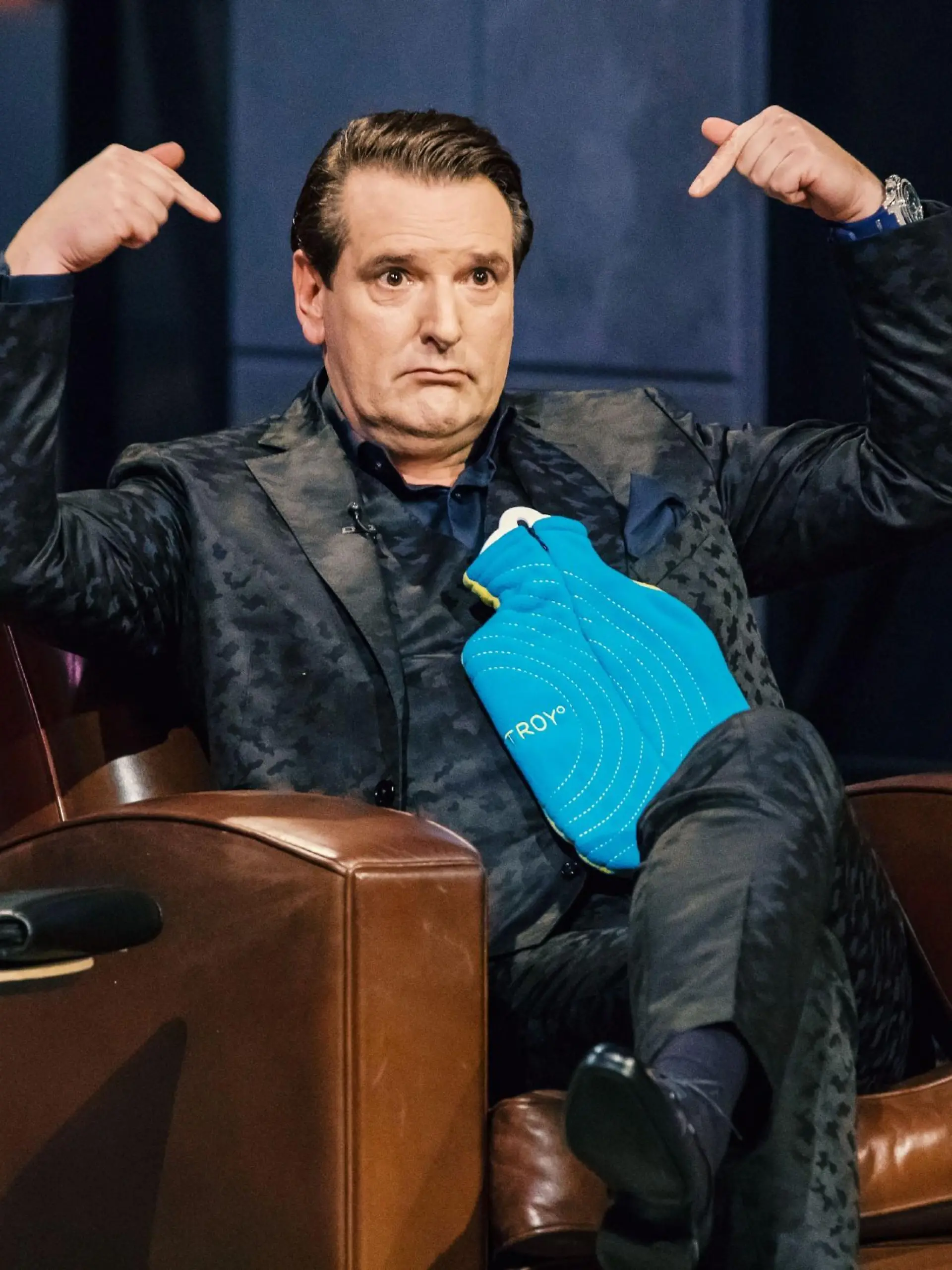 Investor Ralf Dümmel nimmt die "Troy"-Wärmflasche genau unter die Lupe.