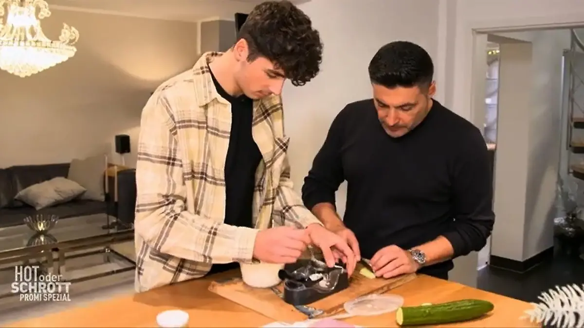 Sükrü Pehlivan (r.) und Noah Pehlivan testen den "Sushi Maker".
+++ Die Verwendung des sendungsbezogenen Materials ist nur mit dem Hinweis und Verlinkung auf RTL+ gestattet. +++