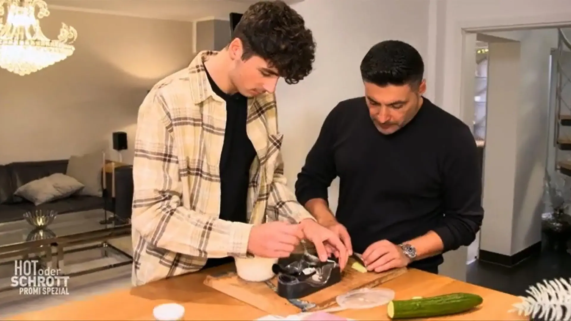 Sükrü Pehlivan (r.) und Noah Pehlivan testen den "Sushi Maker".



+++ Die Verwendung des sendungsbezogenen Materials ist nur mit dem Hinweis und Verlinkung auf RTL+ gestattet. +++