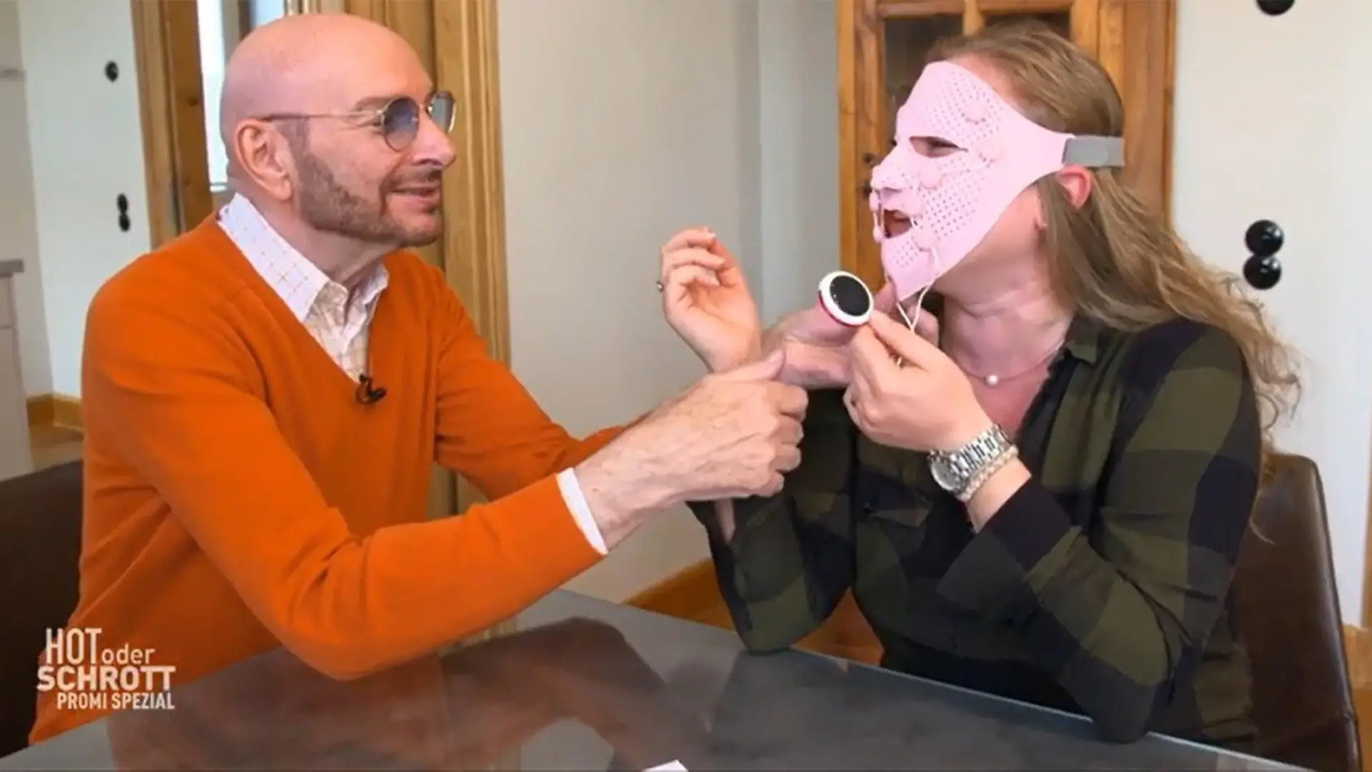 Ralph Morgenstern und Jadwiga Morgenstern testen den "Gesichtsliftslimmer".



+++ Die Verwendung des sendungsbezogenen Materials ist nur mit dem Hinweis und Verlinkung auf RTL+ gestattet. +++