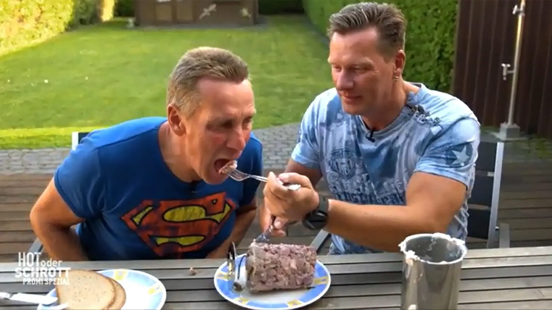 Jürgen Milski (l.) und Peter Milski testen den "Ham Cooker".



+++ Die Verwendung des sendungsbezogenen Materials ist nur mit dem Hinweis und Verlinkung auf RTL+ gestattet. +++