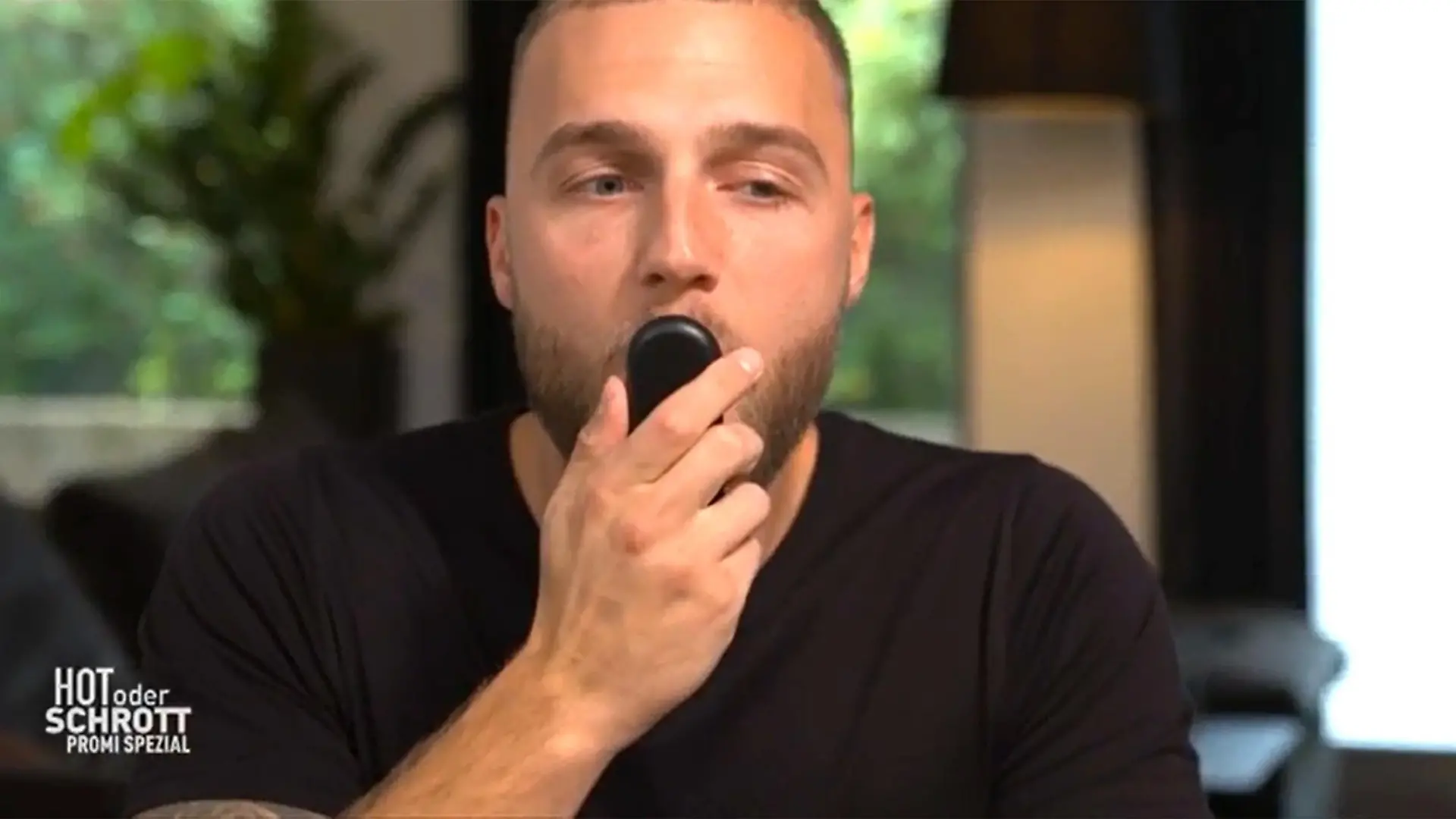 Filip Pavlovic testet den "Mundgeruchstester".



+++ Die Verwendung des sendungsbezogenen Materials ist nur mit dem Hinweis und Verlinkung auf RTL+ gestattet. +++