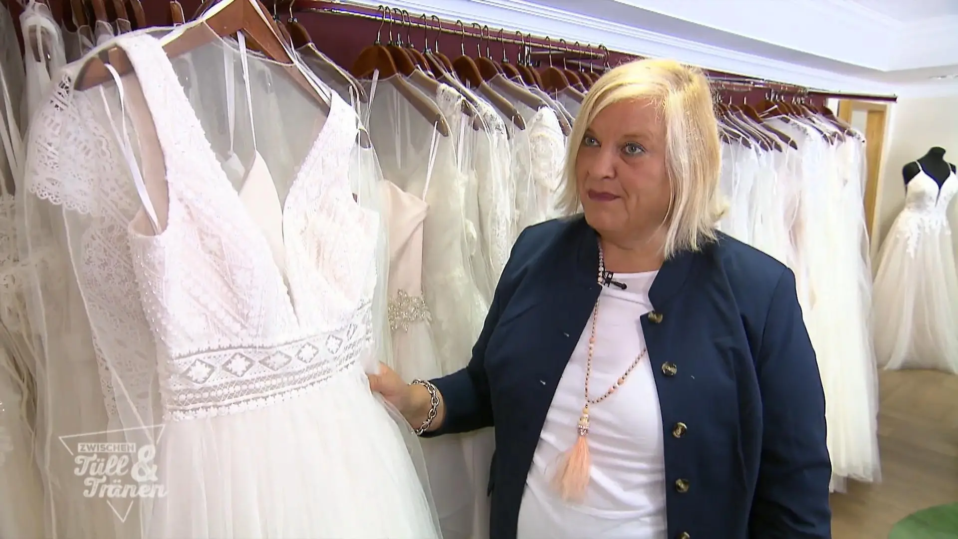 Meike Buschening-Kaffenberger erklärt, wo was in dieses Kleid hingehört