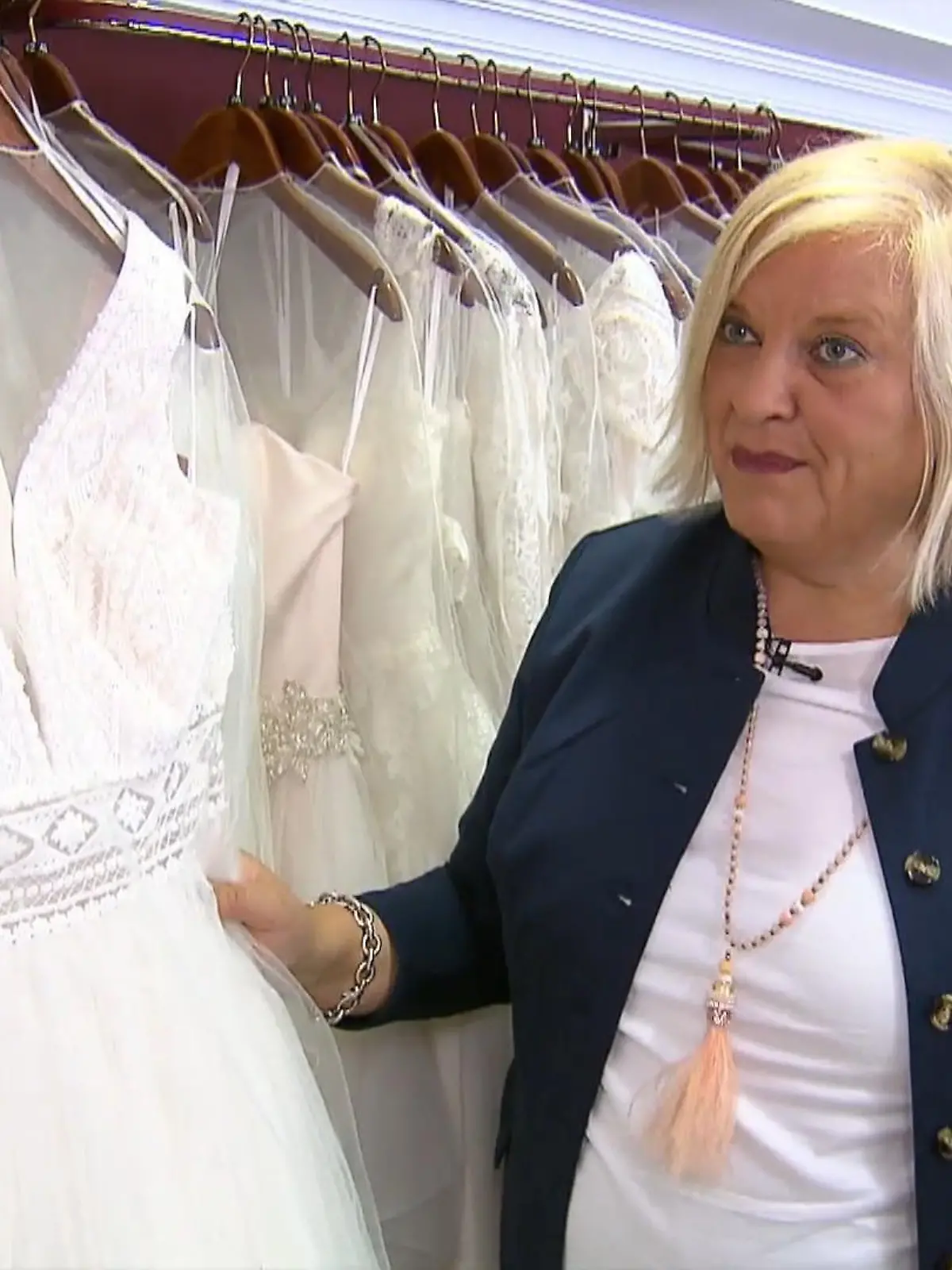Meike Buschening-Kaffenberger erklärt, wo was in dieses Kleid hingehört
