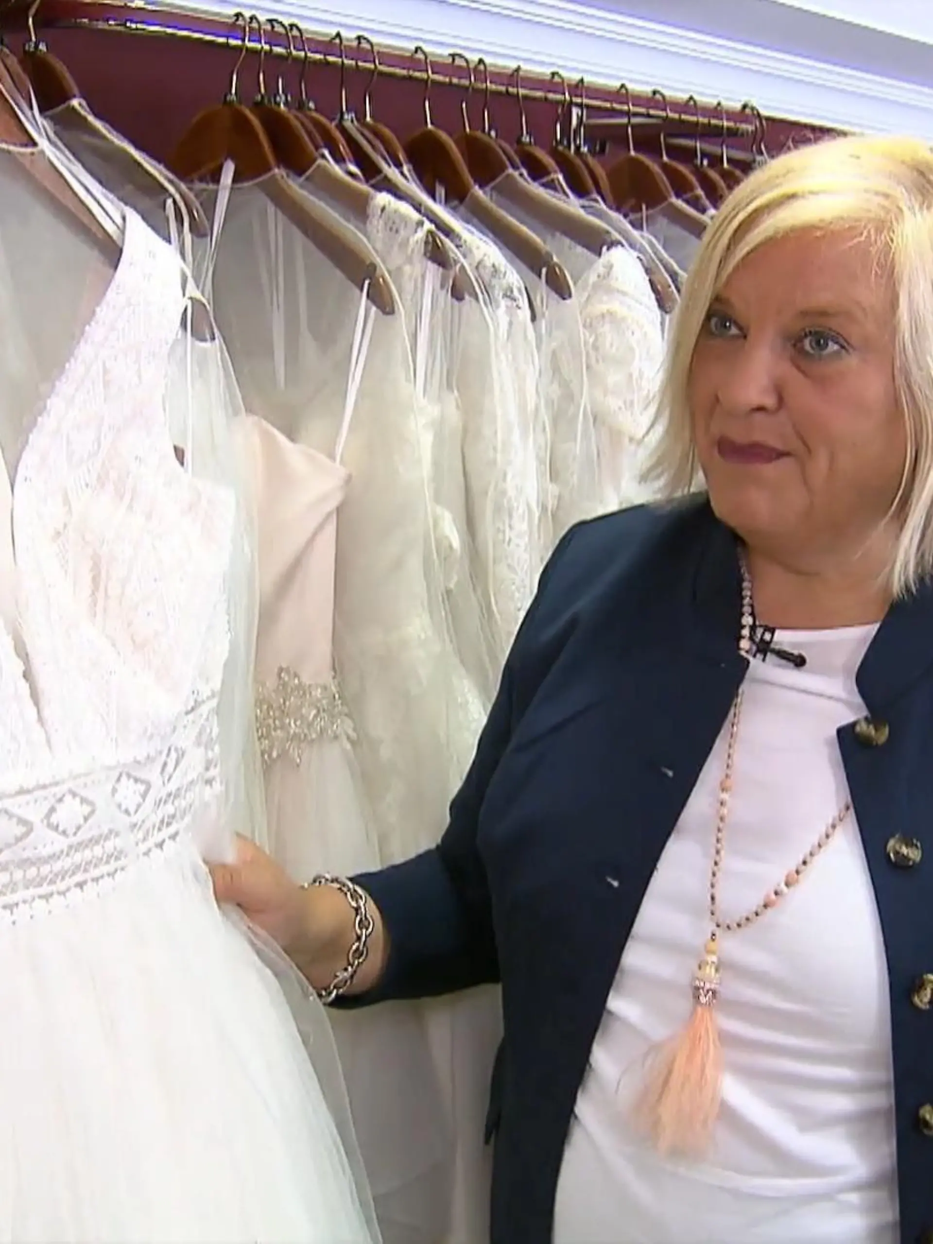 Meike Buschening-Kaffenberger erklärt, wo was in dieses Kleid hingehört