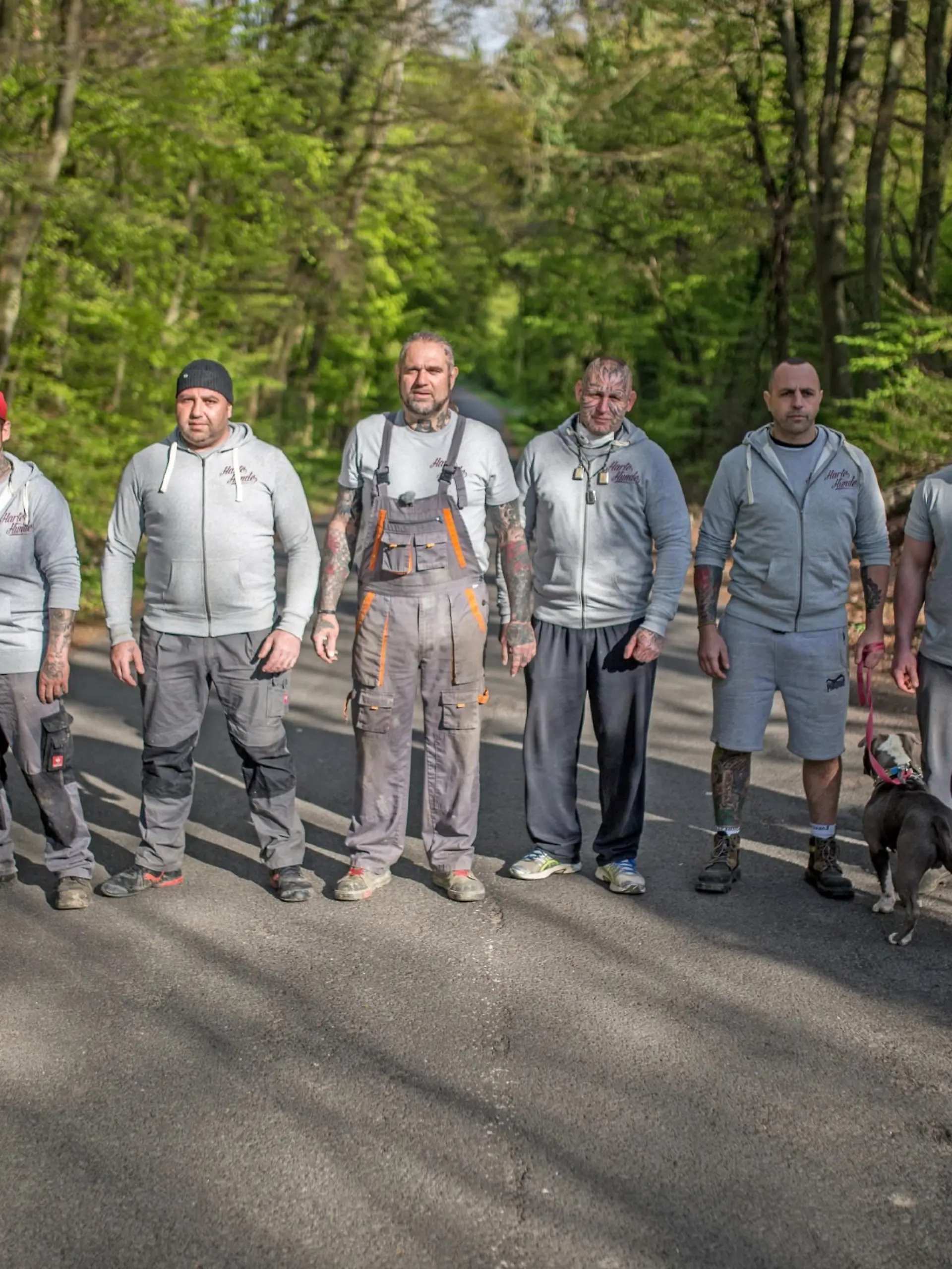 Groß, muskulös und am ganzen Körper tätowiert - wenn man Ralf Seeger (4.v.l.) und seine Freunde sieht, könnte man Angst bekommen. Doch ihre Vergangenheit als Fremdenlegionär, Knast-Insasse oder Boxer haben die "Harten Hunde" längst hinter sich gelassen. In der Tierschutz-Doku "Harte Hunde - Ralf Seeger greift ein" unterstützt die unkonventionelle Truppe jede Woche ein anderes Tierschutz-Projekt in Not und sorgt für schnelle, unbürokratische Hilfe.