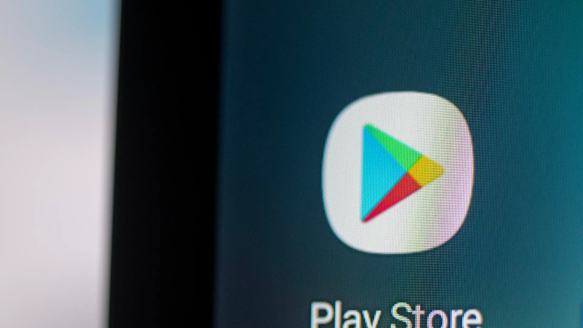 ARCHIV - 28.04.2021, Berlin: Auf dem Bildschirm eines Smartphones sieht man das Logo der App Play Store des US-amerikanischen Unternehmens Google. (zu dpa "Indien verhängt 115-Millionen-Euro-Bußgeld gegen Google-Mutter") Foto: Fabian Sommer/dpa +++ dpa-Bildfunk +++