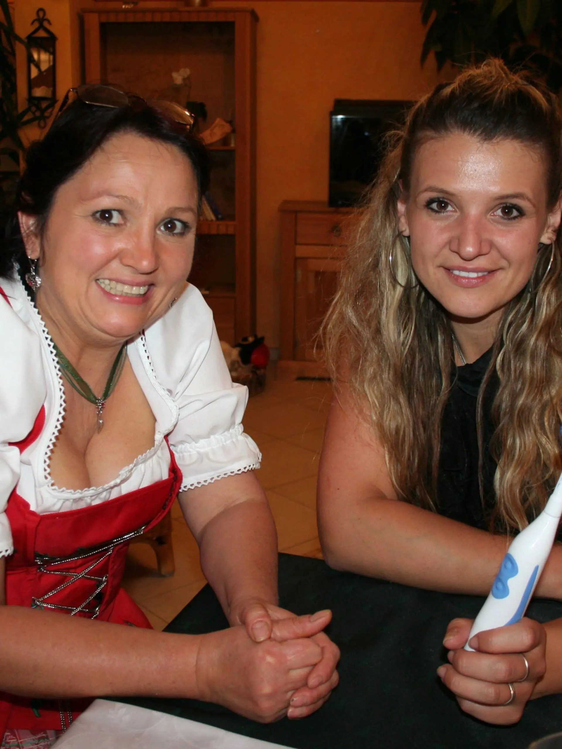 Zahnbürste parat: Wird Anastasia (26, r.) am ersten Abend des perfekten Dinners bei Gastgeberin Christina (50) übernachten?