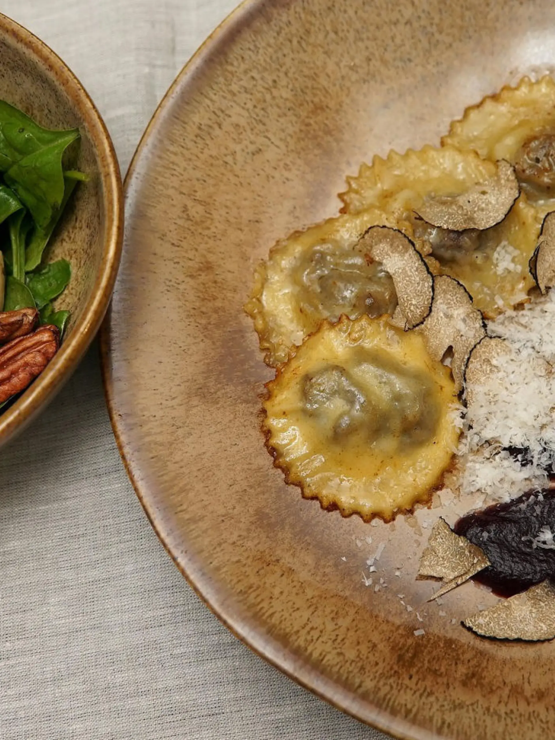 Getrüffelte Ravioli mit Rehfüllung und Cranberry-Sauce dazu saisonalen Pilzsalat