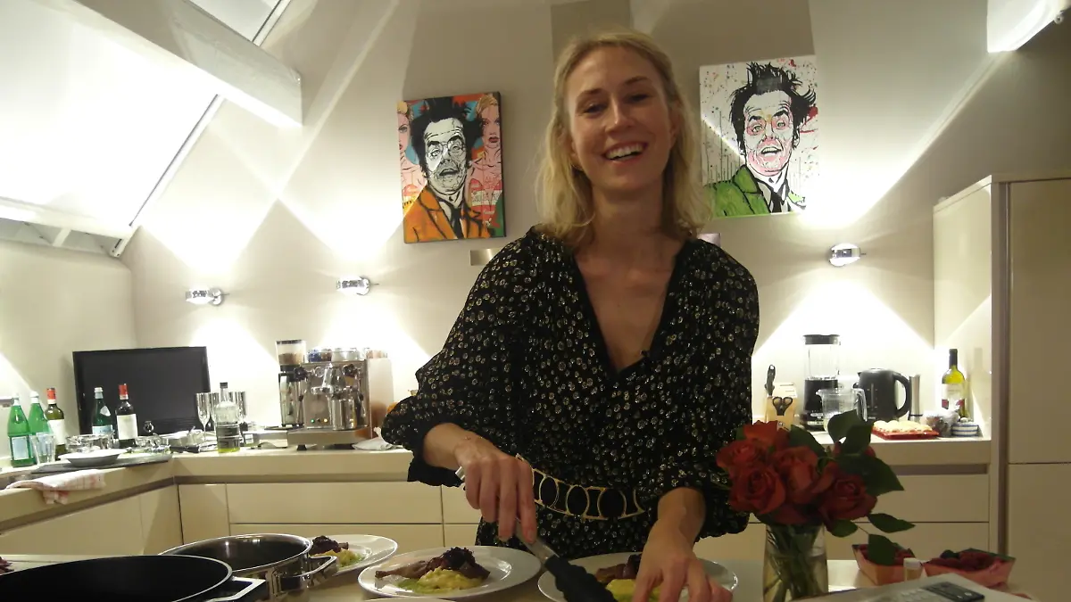 Caroline reicht als Hauptspeise Ente mit rotem Zwiebelconfit und ...