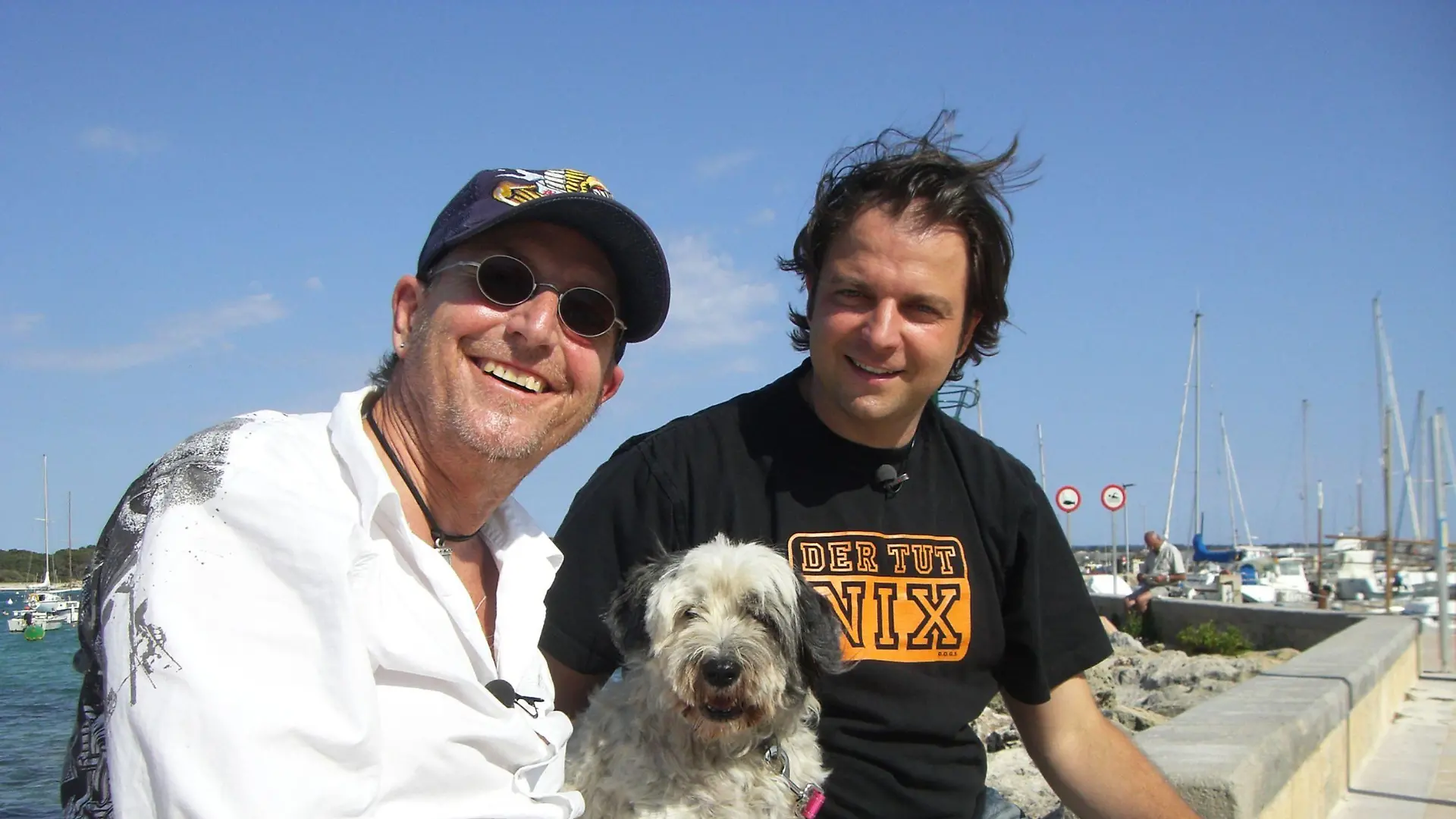 Martin Semmelrogge (l.), Martin Rütter und Bichon-Frise-Terrier-Mix Crazy.