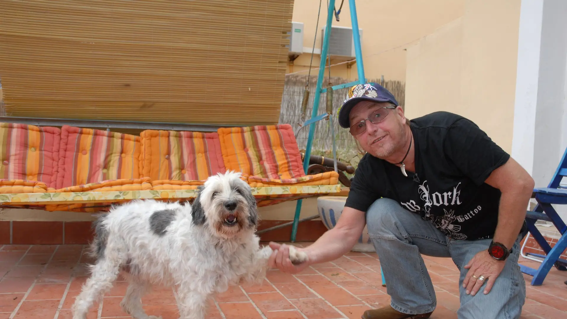 Martin Semmelrogge mit seinem zweiten Bichon-Frise-Terrier-Mischling Buddy.