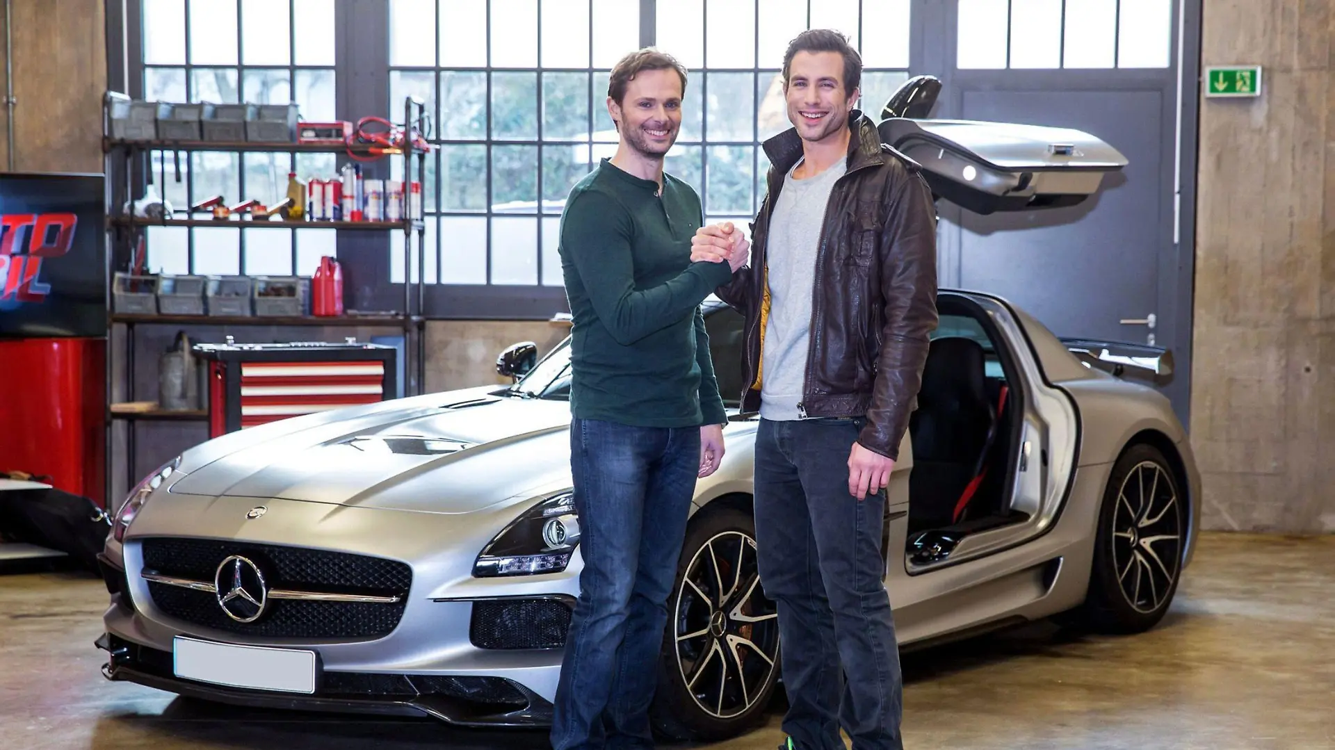 Die Moderatoren Alexander Bloch (l.) und Andreas Jancke im neuen "auto mobil" Studio.