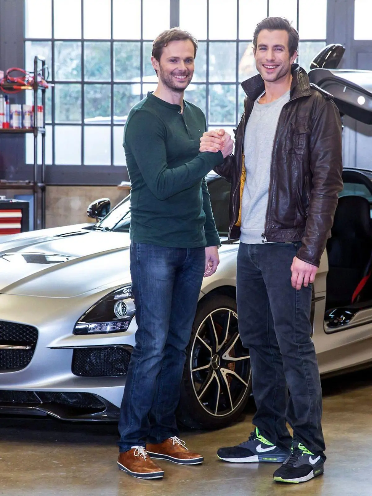 Die Moderatoren Alexander Bloch (l.) und Andreas Jancke im neuen "auto mobil" Studio.