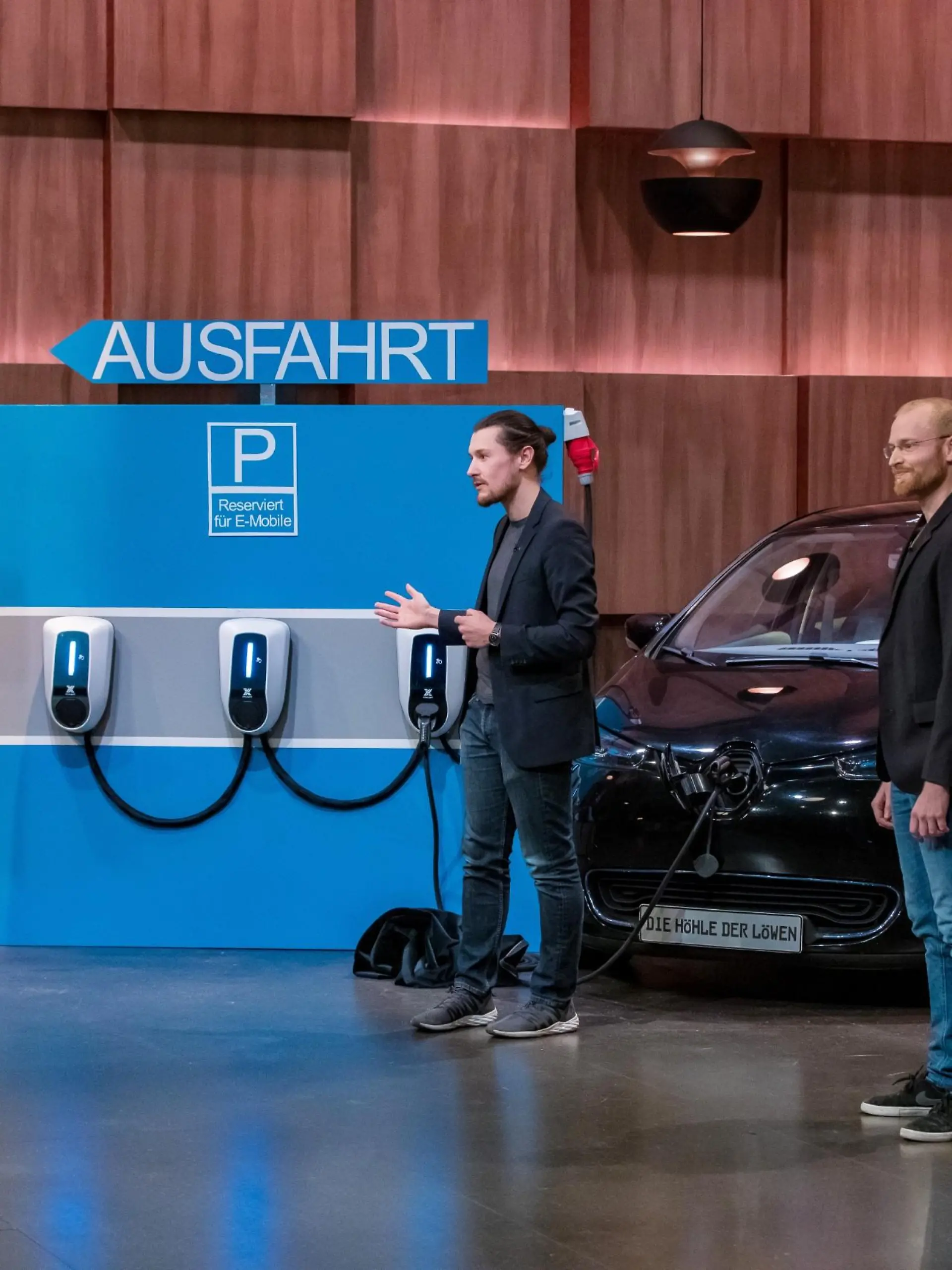 Tobias Wagner (l.) und Michael Masnitza aus München präsentieren mit "Charge X" die Mehrfachsteckdose für E-Autos. Sie erhoffen sich ein Investment von 1 Million Euro für 16,7  Prozent der Anteile an ihrem Unternehmen.  Die Verwendung des sendungsbezogenen Materials ist nur mit dem Hinweis und Verlinkung auf TVNOW gestattet.