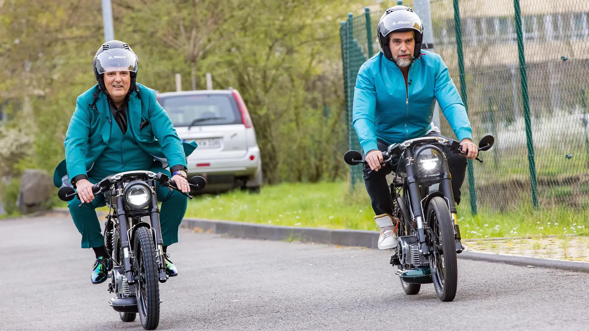 Die "Löwen" Nils Glagau (r.) und Ralf Dümmel unterziehen das Elektrokleinkraftrad im Retrostil von Metorbike direkt dem Praxistest.
+++ Die Verwendung des sendungsbezogenen Materials ist nur mit dem Hinweis und Verlinkung auf RTL+ gestattet. +++