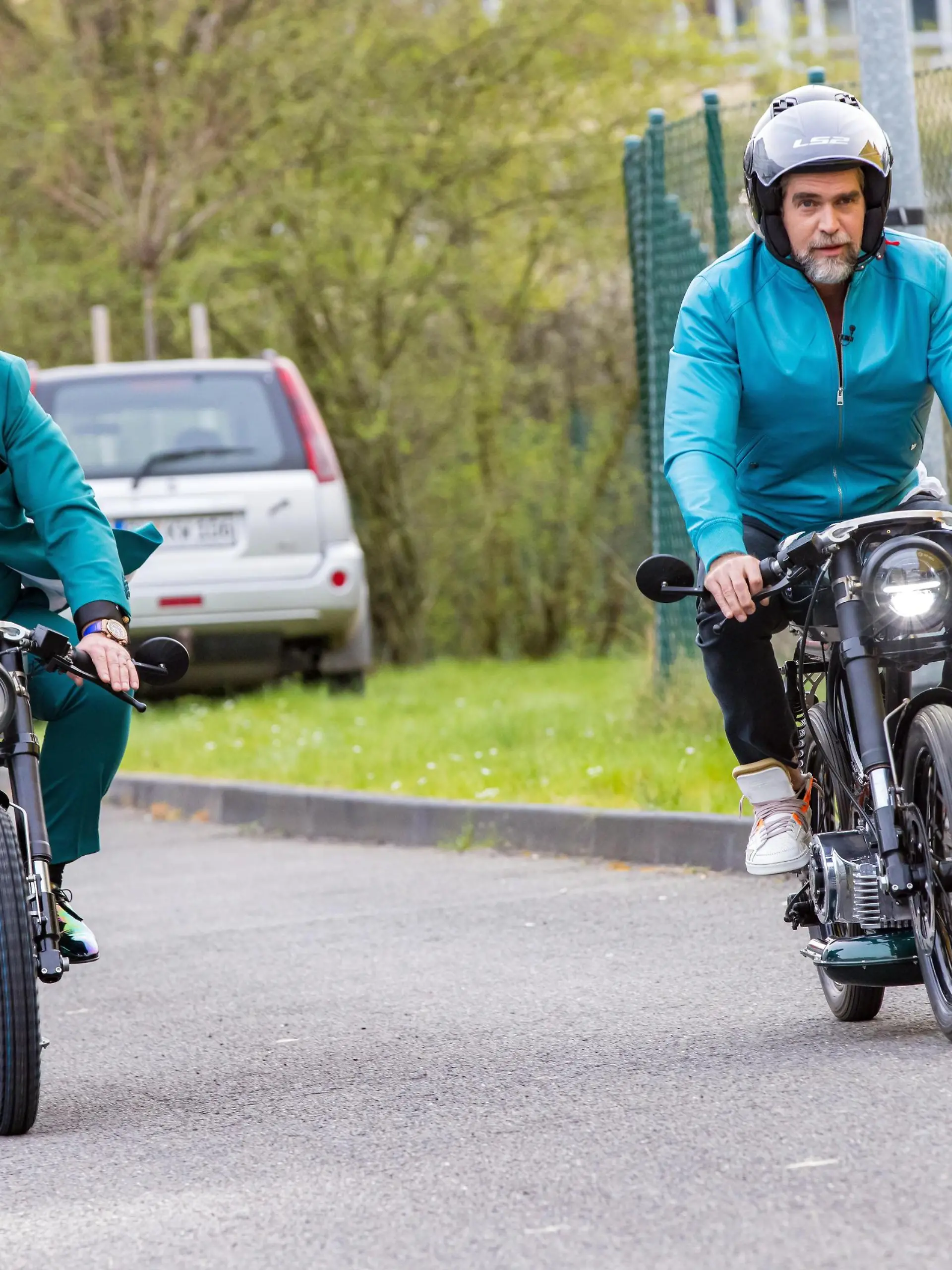 Die "Löwen" Nils Glagau (r.) und Ralf Dümmel unterziehen das Elektrokleinkraftrad im Retrostil von Metorbike direkt dem Praxistest.

+++ Die Verwendung des sendungsbezogenen Materials ist nur mit dem Hinweis und Verlinkung auf RTL+ gestattet. +++