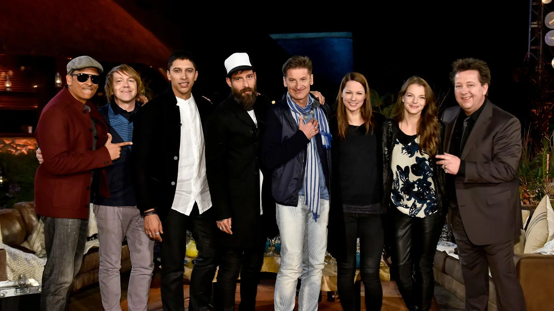 V.l.: Xavier Naidoo, Tobias Künzel von 'Die Prinzen', Andreas Bourani, Daniel Wirtz, 'PUR'- Sänger Hartmut Engler, Christina Stürmer, Yvonne Catterfeld und Sebastian Krumbiegel von 'Die Prinzen'.