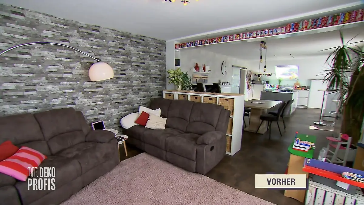 Die Dekoprofis: Die wuchtige dunkelbraune Sofa-Kombination machte das Wohnzimmer der Familie klein und ungemütlich.