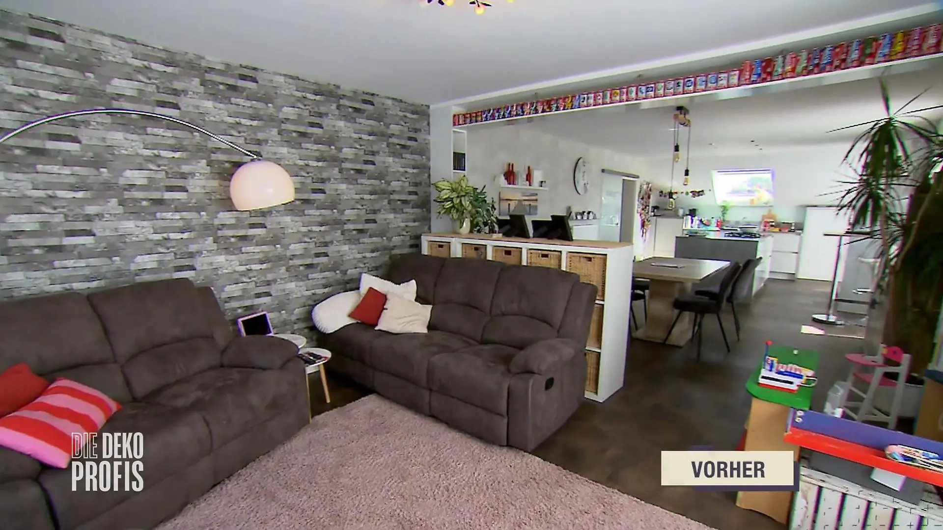 Die Dekoprofis: Die wuchtige dunkelbraune Sofa-Kombination machte das Wohnzimmer der Familie klein und ungemütlich.