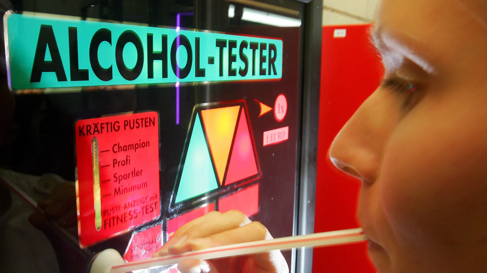 Eine Frau benutzt am 13.08.2006 in einem Parkhaus in Berlin ein Alkohol-Testgerät (gestellte Situation). Am Alkoholtester im Parkhaus "Unter den Linden/Staatsoper" können Autofahrer seit Anfang Juli ihren Alkoholspiegel kontrollieren. «Wir gehen davon aus, dass viele den Automaten nur aus Neugierde benutzen», sagte eine Sprecherin des Unternehmens Q-Park. Der Automat solle Autofahrern ermöglichen, vor der Fahrt ihren Alkoholpegel zu kontrollieren und das Auto wenn nötig stehen zu lassen. Foto: Gero Breloer dpa +++(c) dpa - Report+++