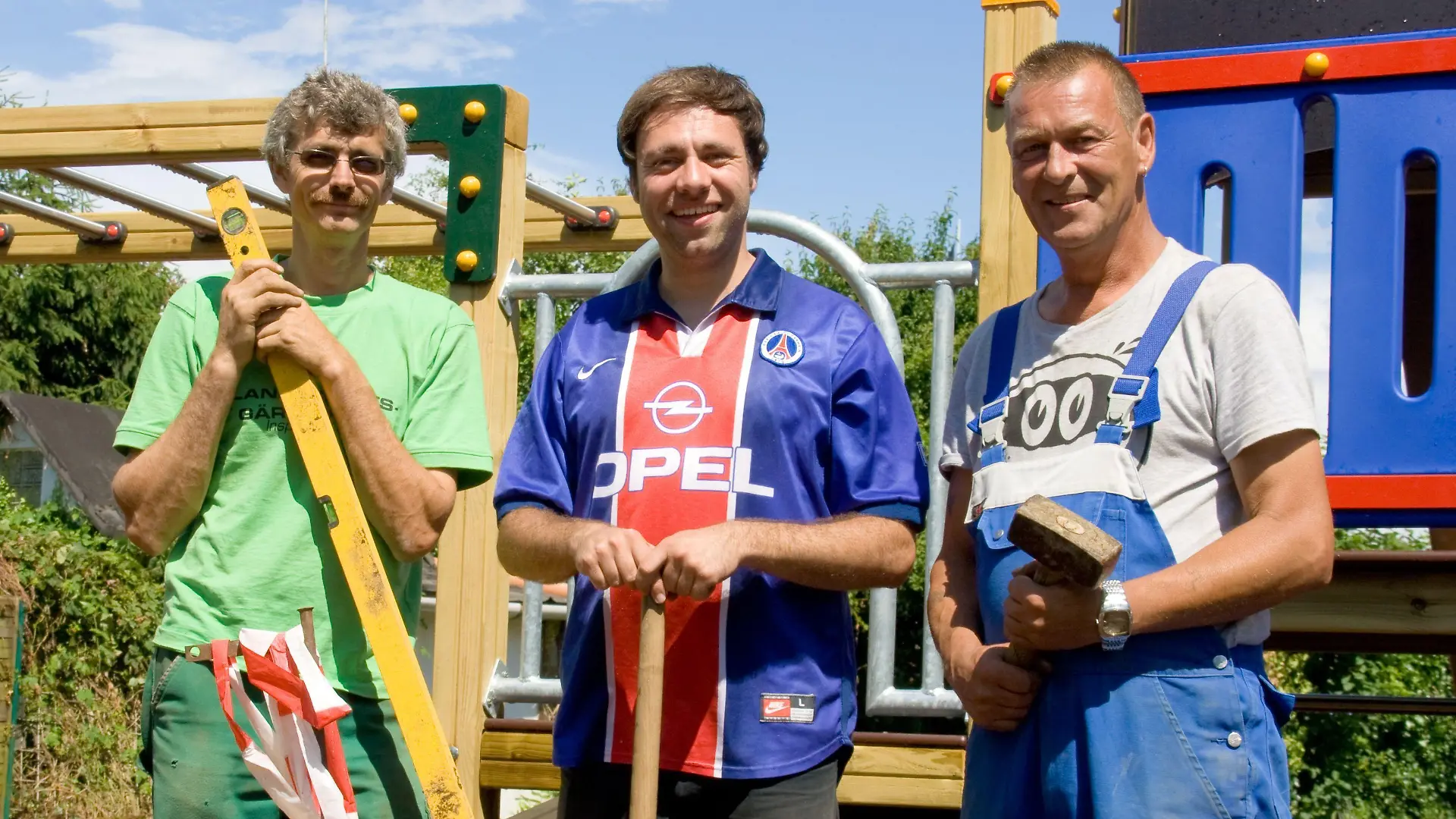Ein Großprojekt im Kleingarten. Das Dreigestirn Ralf (l.), Claus (M.) und Ralle erneuert den Spielplatz in der Schrebergarten-Anlage.