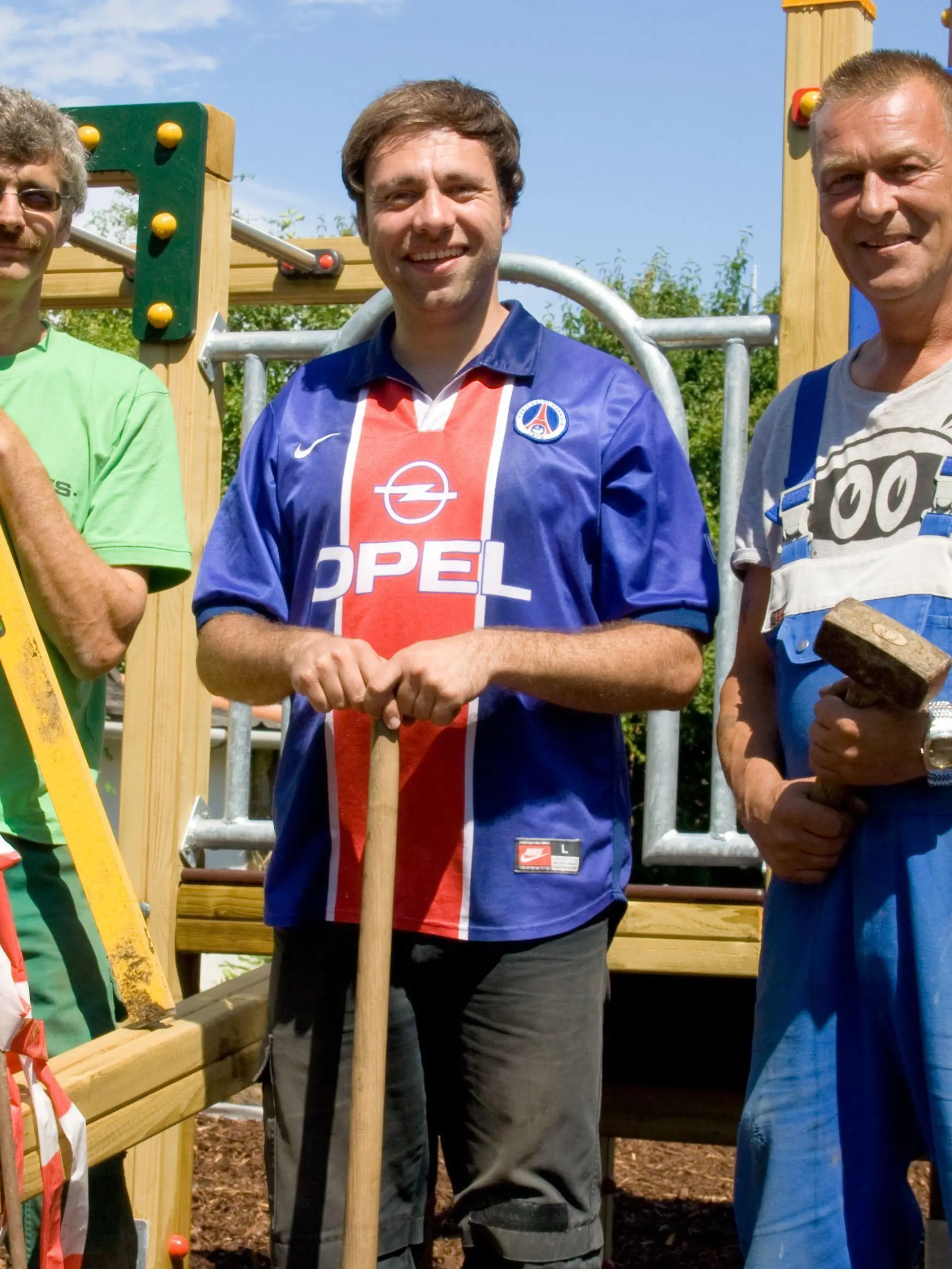 Ein Großprojekt im Kleingarten. Das Dreigestirn Ralf (l.), Claus (M.) und Ralle erneuert den Spielplatz in der Schrebergarten-Anlage.