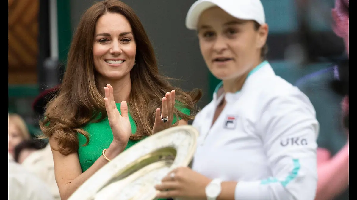 . 10/07/2021. London, United Kingdom. Kate Middleton, the Duchess of Cambridge presents the Ladies Singles title to Ashleigh Barty at the Wimbledon Tennis Championships in London. PUBLICATIONxINxGERxSUIxAUTxHUNxONLY xStephenxLockx/xi-Imagesx IIM-22387-0155
