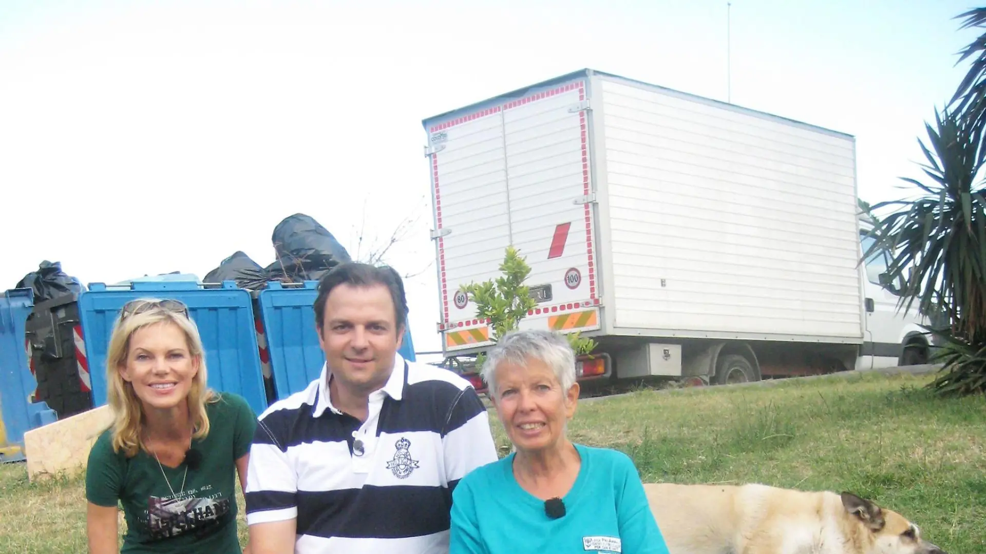 TV-Moderatorin Nina Ruge (l.) setzt sich für den Tierschutz im Ausland ein: als Patin für den Verein "Lega Pro Animale" in der Nähe von Neapel. Zusammen mit Martin Rütter besucht sie die Tierärztin und Leiterin des Projekts, Dr. Dorothea Friz.
