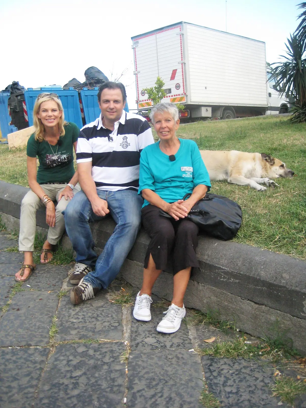 TV-Moderatorin Nina Ruge (l.) setzt sich für den Tierschutz im Ausland ein: als Patin für den Verein "Lega Pro Animale" in der Nähe von Neapel. Zusammen mit Martin Rütter besucht sie die Tierärztin und Leiterin des Projekts, Dr. Dorothea Friz.