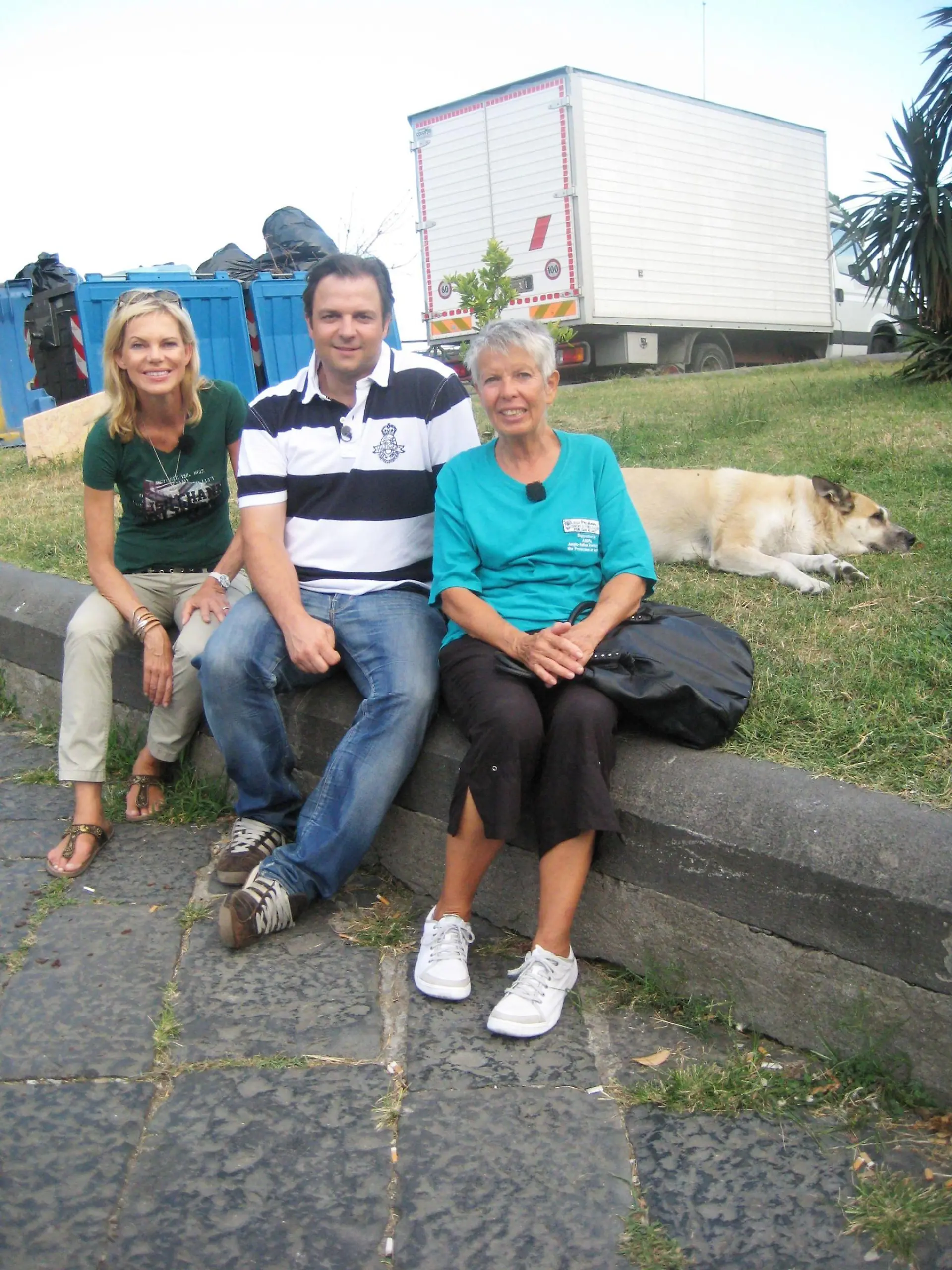 TV-Moderatorin Nina Ruge (l.) setzt sich für den Tierschutz im Ausland ein: als Patin für den Verein "Lega Pro Animale" in der Nähe von Neapel. Zusammen mit Martin Rütter besucht sie die Tierärztin und Leiterin des Projekts, Dr. Dorothea Friz.