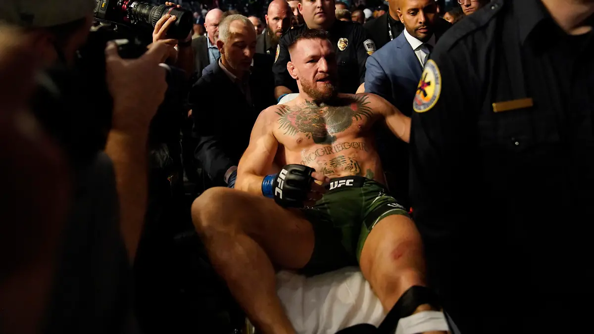 10.07.2021, USA, Las Vegas: MMA: Conor McGregor aus Irland wird auf einer Bahre abtransportiert. Der irische Kampfsport-Star Conor McGregor hat sich bei seinem Kampf gegen Dustin Poirier schwer verletzt. Foto: John Locher/AP/dpa +++ dpa-Bildfunk +++